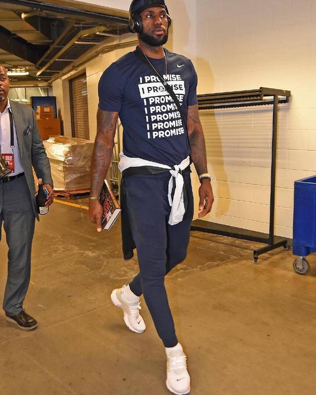 扑点+6次扑救，迈尼昂当选与国米一役米兰队内最佳球员（扑出点球并完成6次扑救，迈尼昂当选米兰战国米队内最佳）