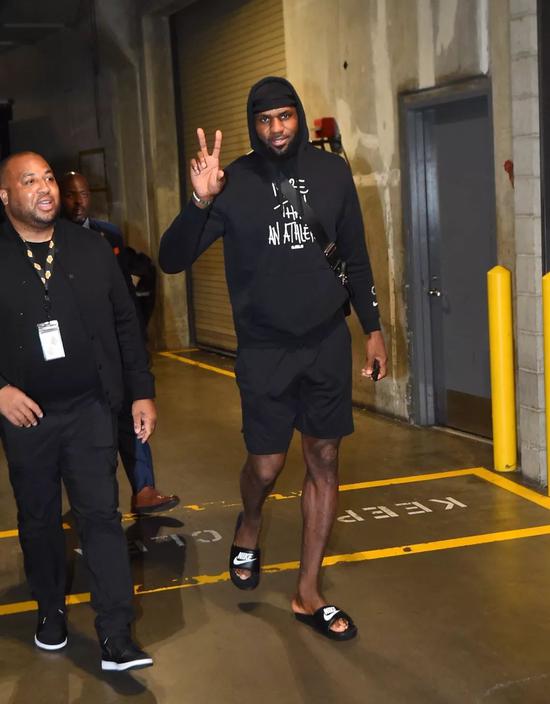 每体：阿根廷队在西班牙集训，球迷热情高涨只为一睹梅西风采（每体：阿根廷西班牙备战，球迷涌动只为一睹梅西）