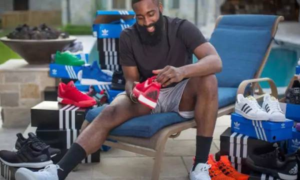 常州举办足球音乐晚会，黄紫昌夫妇甜蜜献唱《小酒窝》（常州上演足球音乐之夜，黄紫昌携妻深情合唱《小酒窝）