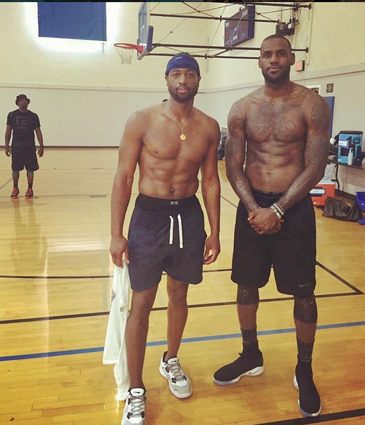 英超疯狂夜：切尔西利物浦双双翻车，11.4亿豪阵不敌升班马（英超爆冷夜：切尔西、利物浦同夜折戟，11.4亿豪阵不敌升班马）