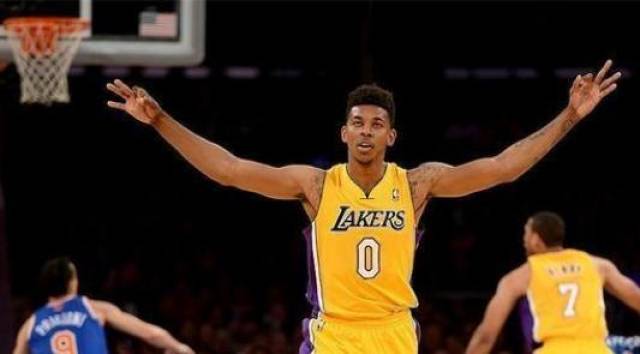 西蒙尼：我们一直在练定位球；现在不考虑前八只考虑奥维耶多（西蒙尼：定位球练不停；当下不看前八只盯奥维耶多）