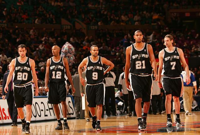 英博梯队斩获U21联赛冠军并冲乙，球迷燃放烟花迎接球队凯旋（英博梯队问鼎U21联赛掀冲乙征程，球迷燃放烟花迎凯旋）